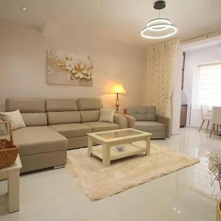 Deluxe Apartment *
